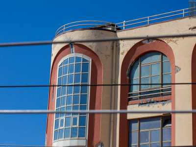 Da qui la visione dell'edificio � "intralciata" sia dai fili che sovrastano i binari...